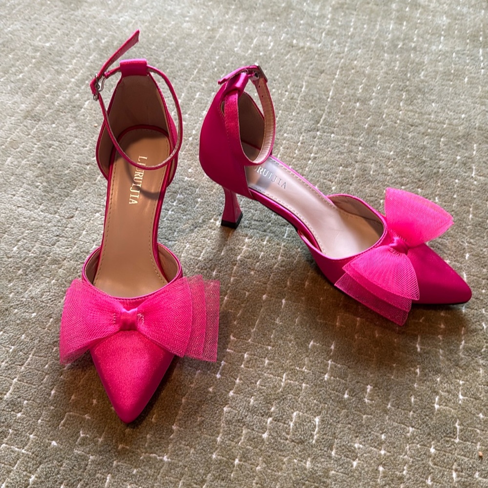 Pink closed toe bow heels size 6